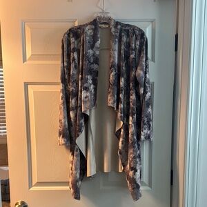 Solitaire Floral Gray and White Cardigan